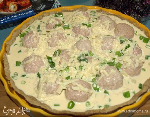 Заливаем начинку яично-молочно-сырной смесью. Отправляем в заранее разогретую до 180°C духовку на 40 минут. Лучше ориентироваться на свою духовку.