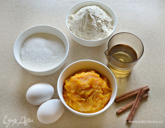 Подготовьте продукты. В рецепте я использовала уже готовое тыквенное пюре. Его можно заранее приготовить. Для этого нужно нарезать тыкву на небольшие кусочки, уложить на противень и запекать при 180°C около 40 мин. Затем остудить и с помощью блендера измельчить в пюре. Для 300 г тыквенного пюре потребуется приблизительно 400°C450 г свежей тыквы.