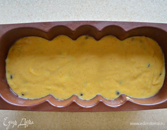 Форму для кекса слегка смажьте растительным маслом (у меня — силиконовая, поэтому смазывать маслом не потребовалось). Переложите тесто в форму, разровняйте и поставьте в разогретую до 180°C духовку на 55–60 минут. Ориентируйтесь на свою духовку и проверяйте готовность деревянной шпажкой.