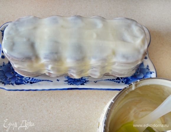 Для глазури смешайте сливочный сыр и сахарную пудру. Взбейте с помощью миксера. Должна получиться консистенция густой сметаны. С помощью кисточки распределите глазурь по поверхности уже остывшего кекса.