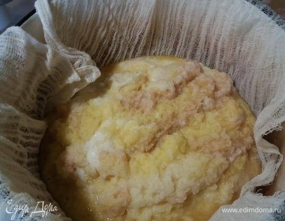 Картофель лучше брать крупный. Чистим, трем на терке.