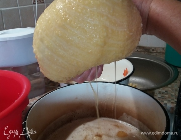 Полученную массу хорошо (до сухого состояния) отжимаем через марлю. Жидкость не выливаем, оставляем минут на 10, чтобы отстоялся крахмал.