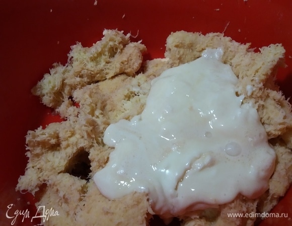 Сливаем жидкость. Со дна собираем весь крахмал и добавляем к картофелю. Добавляем муку так, чтобы тесто не липло к рукам. Мне понадобилось около 2 ст. л. Солим, у меня около 2 ч. л.