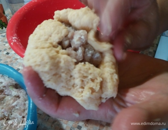 Подгибая края теста к середине, закрываем весь фарш.