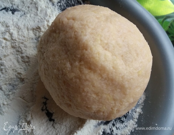 Закатываем хорошо галушку, чтобы в тесте нигде не было дырок.