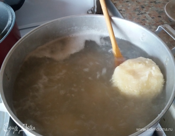 Варить в подсоленой кипящей воде 30 минут после того, как галушки всплыли. Во время варки аккуратно мешаем ложкой, поддевая со дна, чтобы галушки не прилипли.