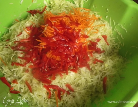Шинкуем капусту. Солим. Мнем руками до выделения сока. При этом главное — не переусердствовать, чтобы капуста оставалась хрустящей, не мягкой. Добавляем натертую морковь и нарезанный болгарский перец.
