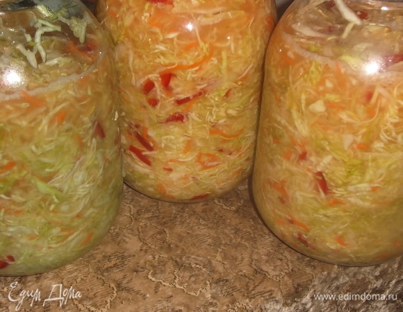 Раскладываем капусту по банкам или в тару более для вас удобную. Для банок гнет не нужен. Если же вы укладываете капусту в ведро или кастрюлю, то обязательно нужно использовать гнет. Накрыть марлей.