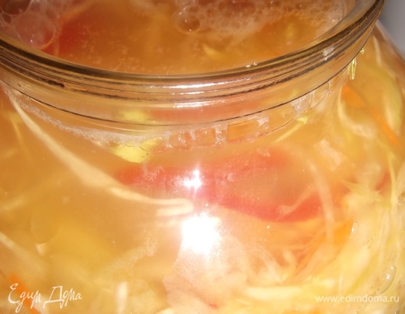 Оставить для брожения от 3 до 5 дней при комнатной температуре. Ежедневно протыкать капусту деревянной палочкой, выпуская воздух. Когда капуста будет готова, мутный рассол сменится прозрачным. Процесс брожения зависит от температуры в помещении, где будет находиться капуста. По готовности убрать капусту в холод, накрыв крышкой. У меня хранится в холодильнике. Приятного аппетита!