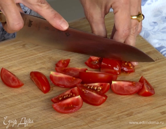 Нарезать помидоры, положить в миску.