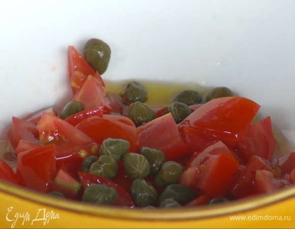 Выдавить в миску сок половины лимона, добавить оливковое масло и каперсы, посолить.