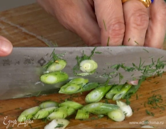 Мелко нарезать укроп, наискосок нарезать зеленый лук, добавить в миску. 