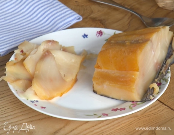 Рыбу нарезать тонкими ломтиками, очистить от костей и кожуры.