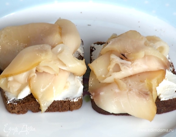 На хлеб намазать сливочный сыр, сверху выложить рыбу.