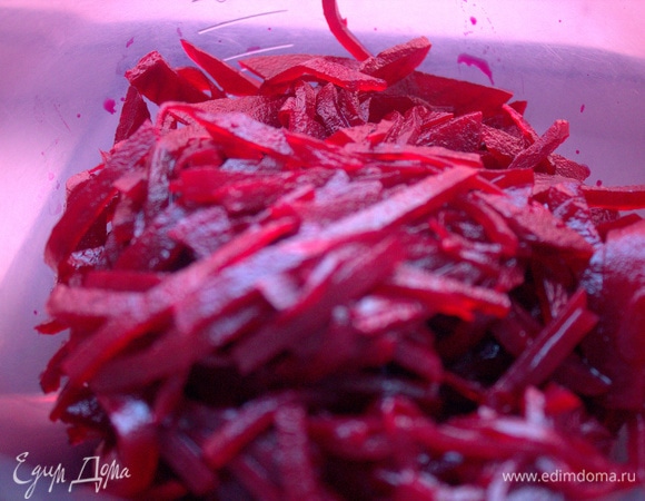 Свеклу брала маринованную. Мариновал муж, ну и нарезал брутально. Для салата лучше натереть, как сыр.