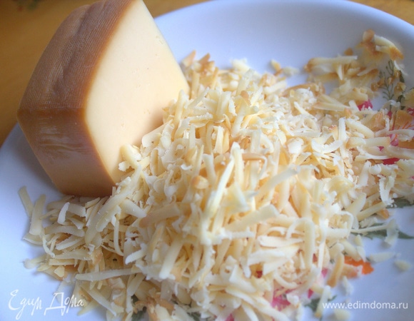 Сыр копченый (можно любой) натереть на средней терке.