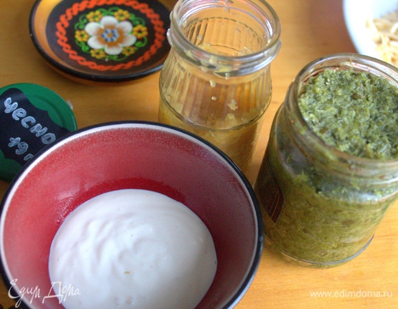 Для заправки берем зелень, чеснок и майонез (сметану). У меня укроп и чеснок измельчены с солью.