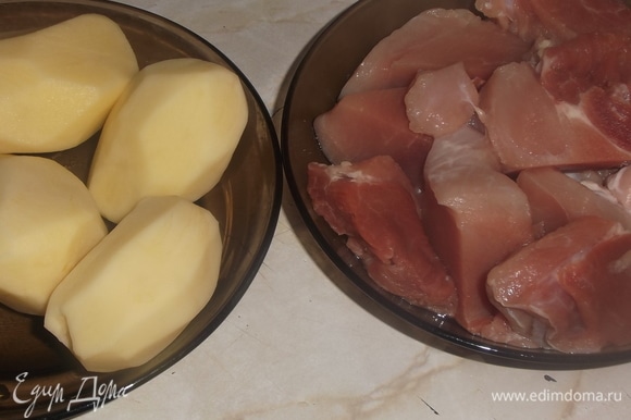 Подготовить ингредиенты. Картофель очистить. Мясо нарезать крупными кусками.