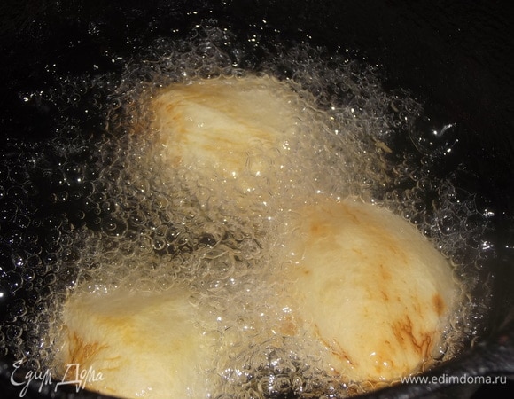 В разогретый казан влить растительное масло. Нагреть до кипения. В кипящее масло порциями выкладывать картофель. Обжаривать во фритюре несколько минут до золотистого цвета.