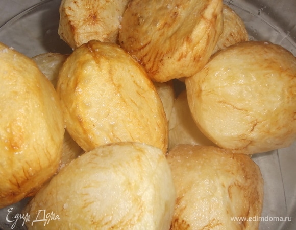 Обжаренный картофель посолить.