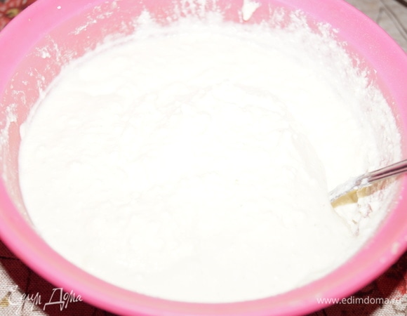 Соедините все ингредиенты кроме яблок и изюма, смешайте до образования однородной массы.