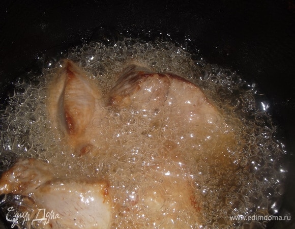 Следом так же, порциями, обжарить во фритюре мясо до золотистого цвета.