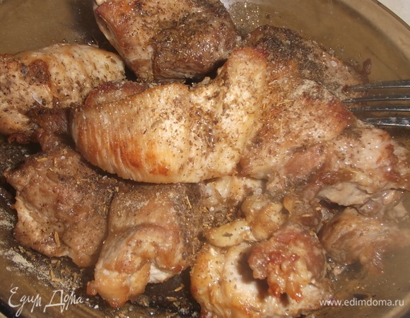 Обжаренное мясо посолить, поперчить, посыпать перетертыми семенами зиры.