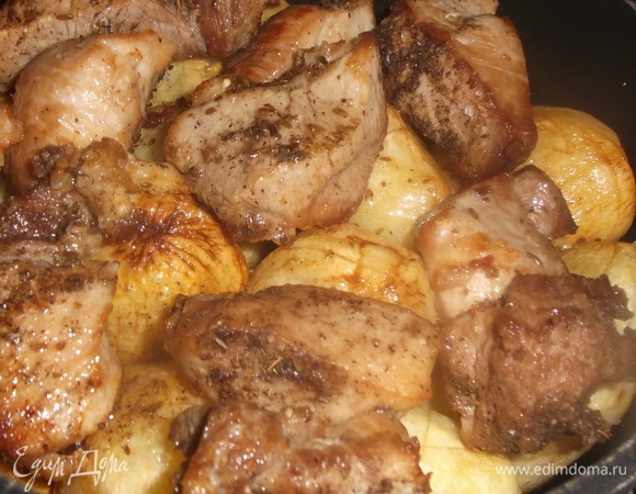 Из казана удалить половину масла. На дно выложить картофель. Поверх выложить куски мяса. Влить воду.