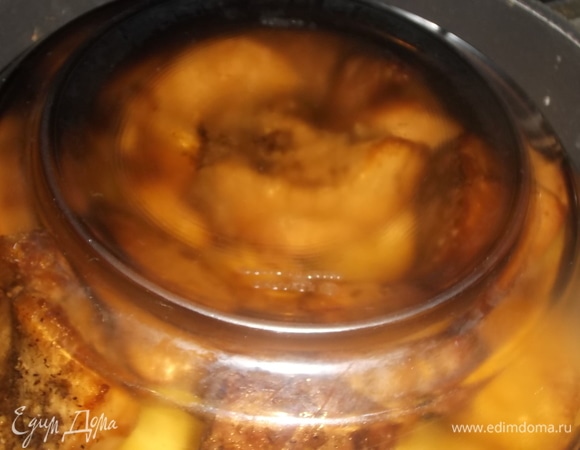 Накрыть содержимое казана тарелкой, а сверху крышкой.