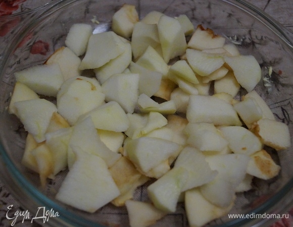 Яблоки очистите от кожуры, разложите на дно формы ровным слоем. Форму можно не смазывать маслом.