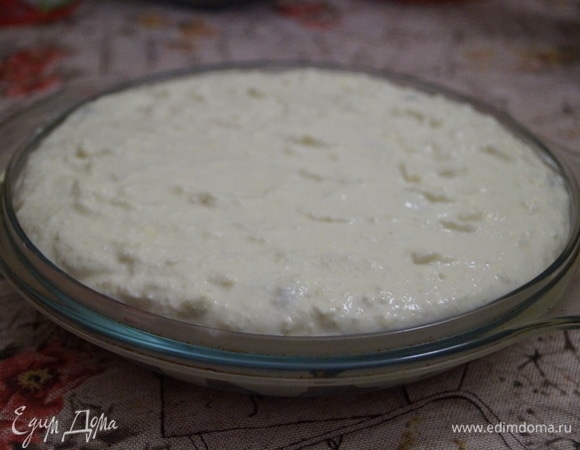 На яблоки выложите ровным слоем творожную массу с изюмом, сделайте произвольный рисунок ложкой.