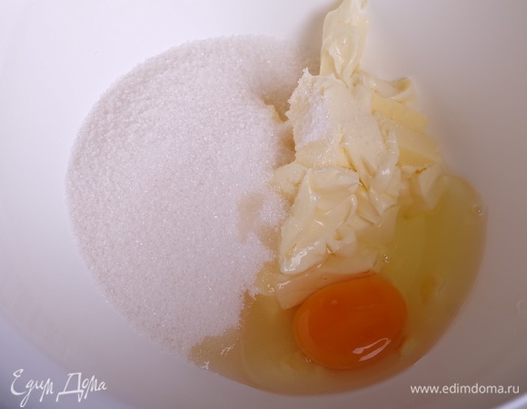 Соединить в большой миске сливочное масло комнатной температуры, сахар, яйцо и ванильный экстракт и взбить на максимальной скорости миксера 3–4 минуты. Масса должна стать белой и воздушной.