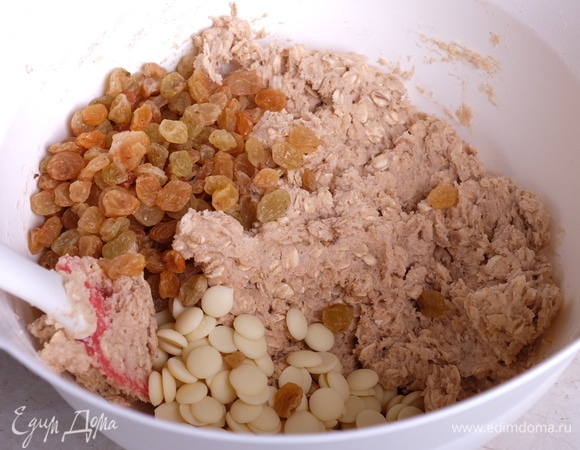 Добавить белый шоколад и изюм.