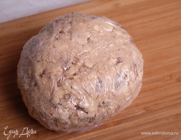 Окончательно замесить тесто, сделать из него шар, завернуть в пищевую пленку и поместить в холодильник минимум на 2 часа.