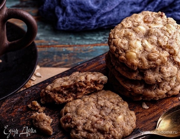 Выпекать печенья около 12–15 минут, не больше. Печенья на первый взгляд могут даже показаться недопеченными, но ни в коем случае не увеличивайте время выпечки. После остывания они будут готовы. Готовые печенья хранить в сухом месте в закрывающейся коробке.