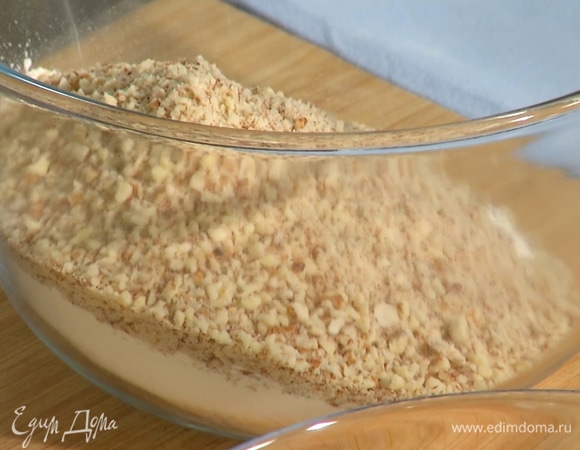 Размолоть миндаль. В глубокой миске смешать муку, молотый миндаль и разрыхлитель.