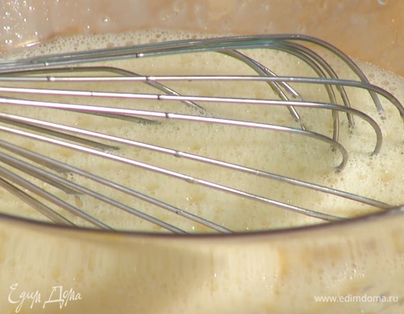 В отдельной емкости венчиком взбить яйца с молоком. Добавить масло, ванильный экстракт, смешать.