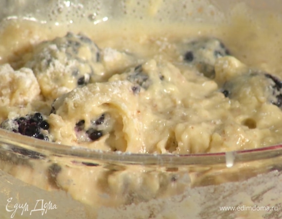 В муку влить молочную смесь, быстро вымешать тесто.