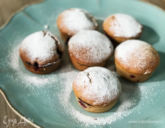 Украсить готовые маффины сахарной пудрой.