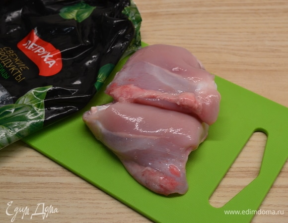 Отделить бедра и нарезать их мелким кубиком.