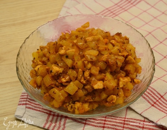 На растительном масле обжарить паприку, куркуму, зиму и кориандр пару минут. Лук мелко нарезать и добавить к специями, обжарить до золотистого цвета. Картофель отварить и нарезать кубиком. К луку добавить мясо, жарить 10 минут. Добавить соль, черный перец и картофель. Обжарить еще около 7–10 минут. Дать начинке остыть.