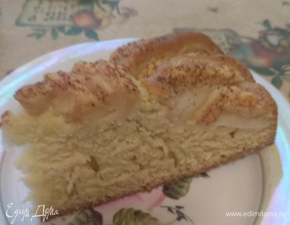 Если пирог подать еще не остывшим, то шарик ванильного мороженого, положенный сверху на порцию пирога, придаст ему дополнительный шарм. Приятного аппетита!