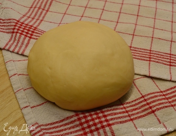 Готовим тесто. В воду комнатной температуры добавить соль, размешать. Соединить с мукой и растительным маслом, тщательно вымесить тесто. Дать тесту отдохнуть 20 минут.