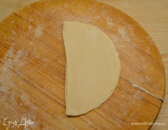 Сложить пополам. Половина без надрезов должна оказаться сверху.