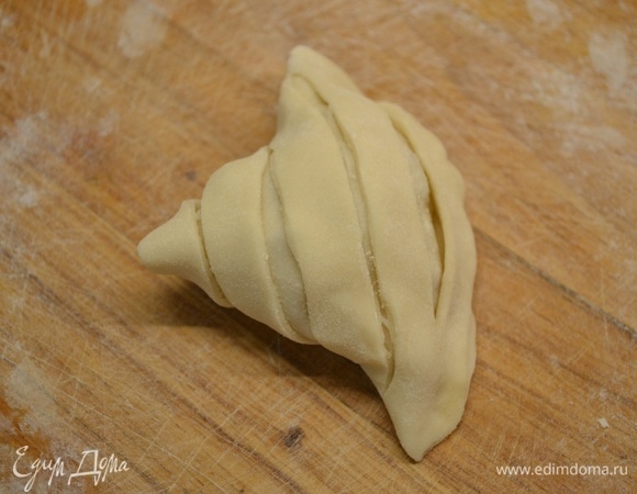 Защипить края.