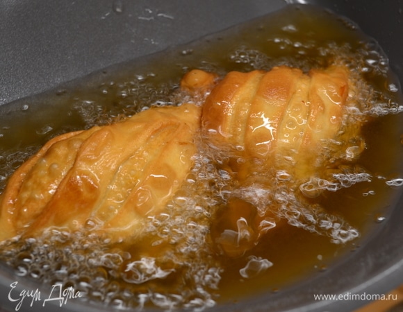 Обжаривать до равномерного золотистого цвета в большом количестве растительного масла. Переложить на салфетку, чтобы впиталось лишнее масло. Пирожки готовы. Приятного аппетита!