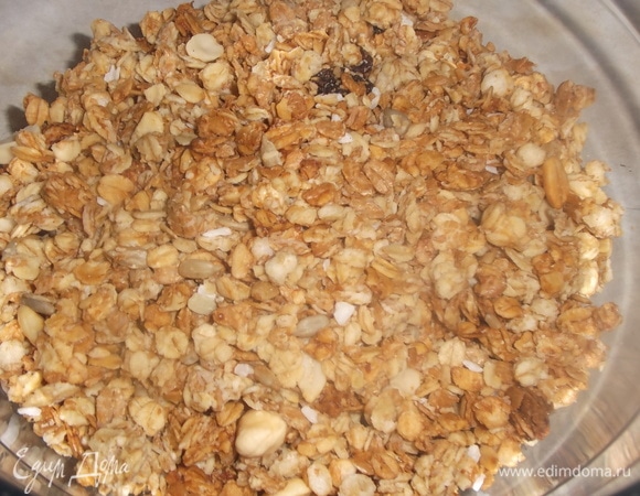 Мюсли пересыпать в глубокую миску.