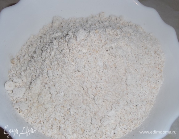 Овсяные хлопья перемолоть в муку.