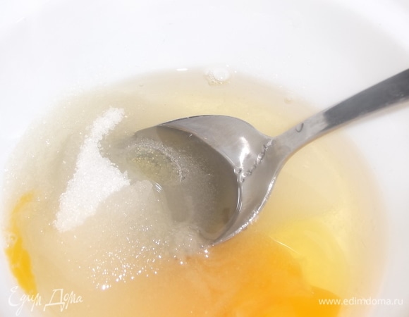 Яйцо смешать с сахаром и растительным маслом.