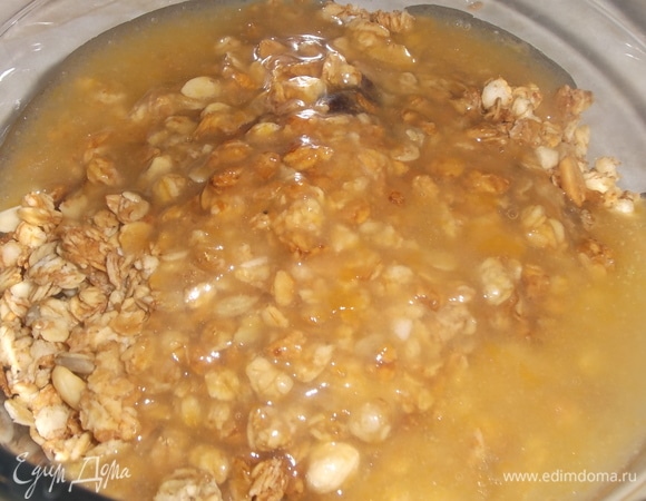 Вылить яичную смесь в мюсли. Хорошо перемешать.